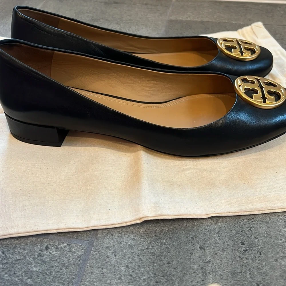 Tory Burch Chelsea Ballet Flat in Black with Gold Signature Logo - Picture 4 of 14